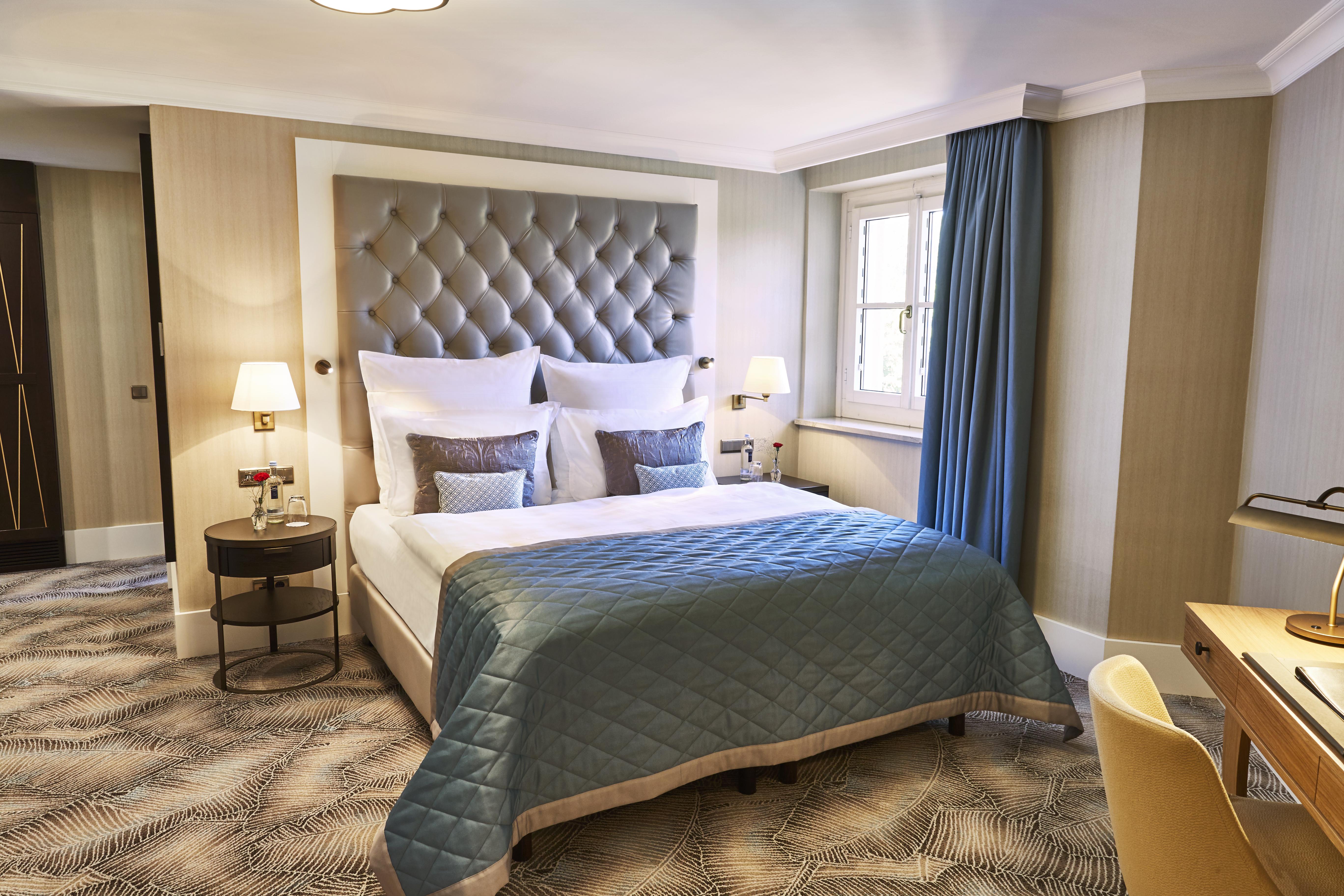 Steigenberger Icon Grandhotel & Spa Petersberg Koenigswinter Exterior photo A bedroom at the hotel