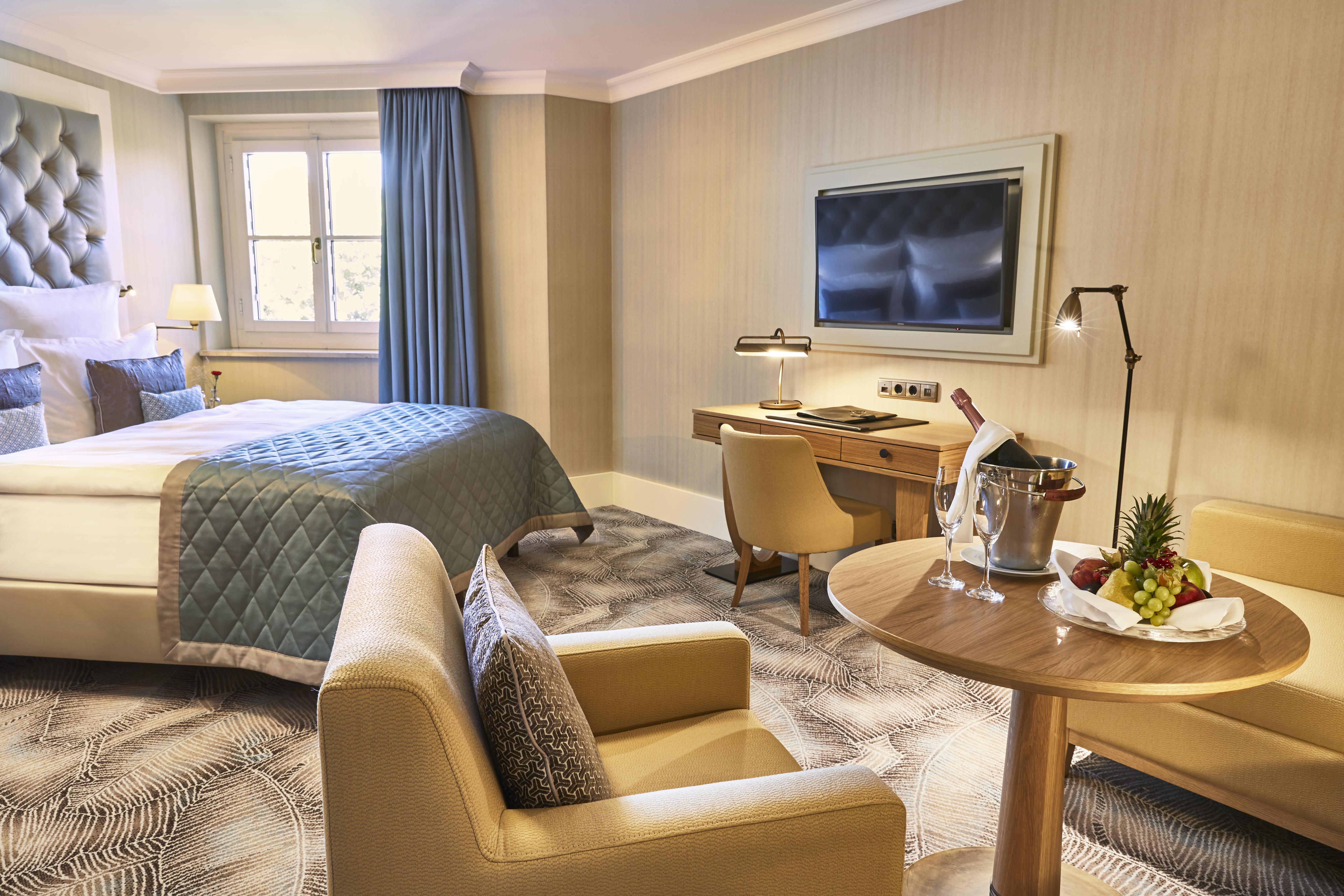 Steigenberger Icon Grandhotel & Spa Petersberg Koenigswinter Exterior photo A room at the hotel