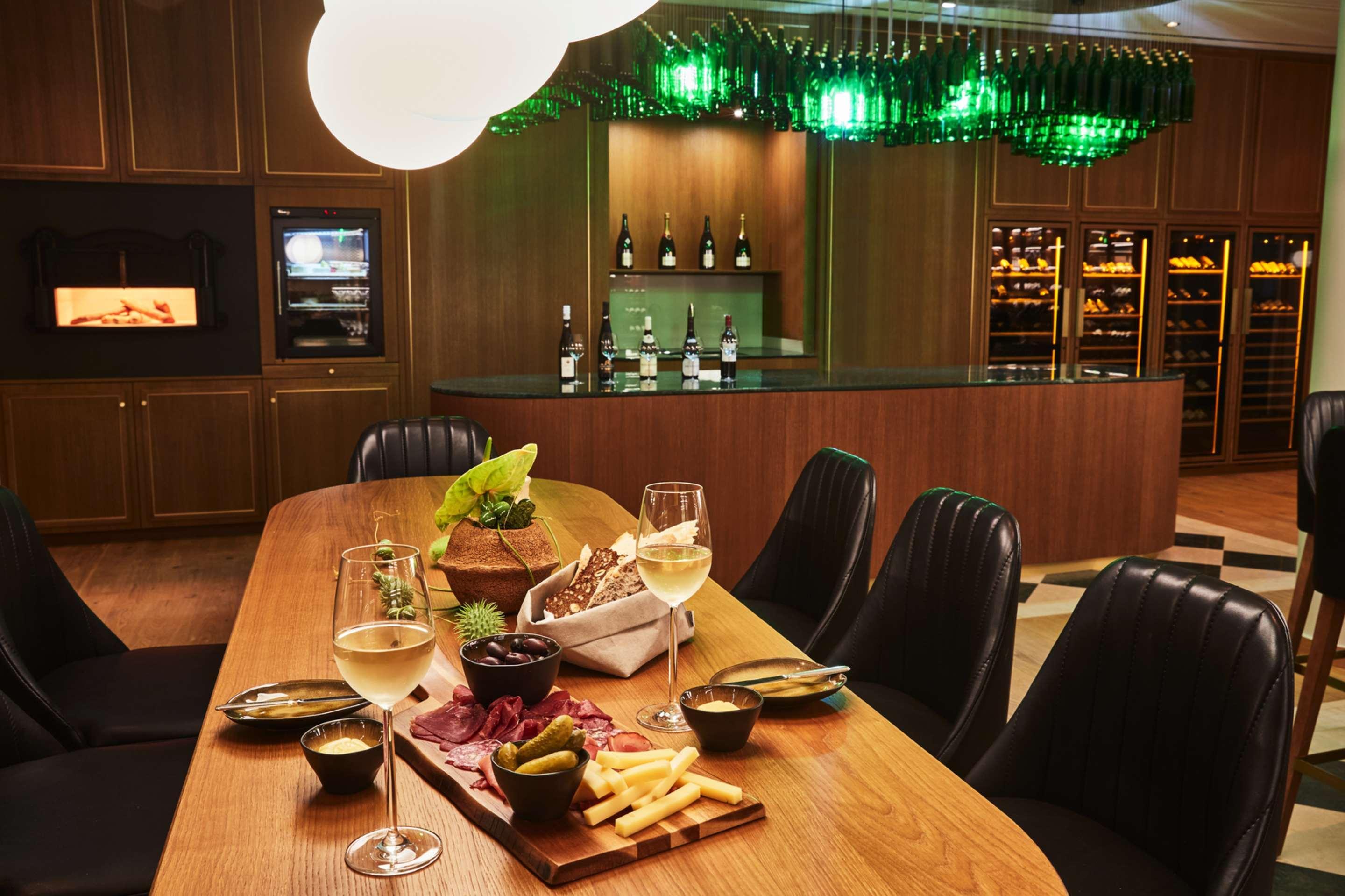 Steigenberger Icon Grandhotel & Spa Petersberg Koenigswinter Exterior photo The Wine Bar