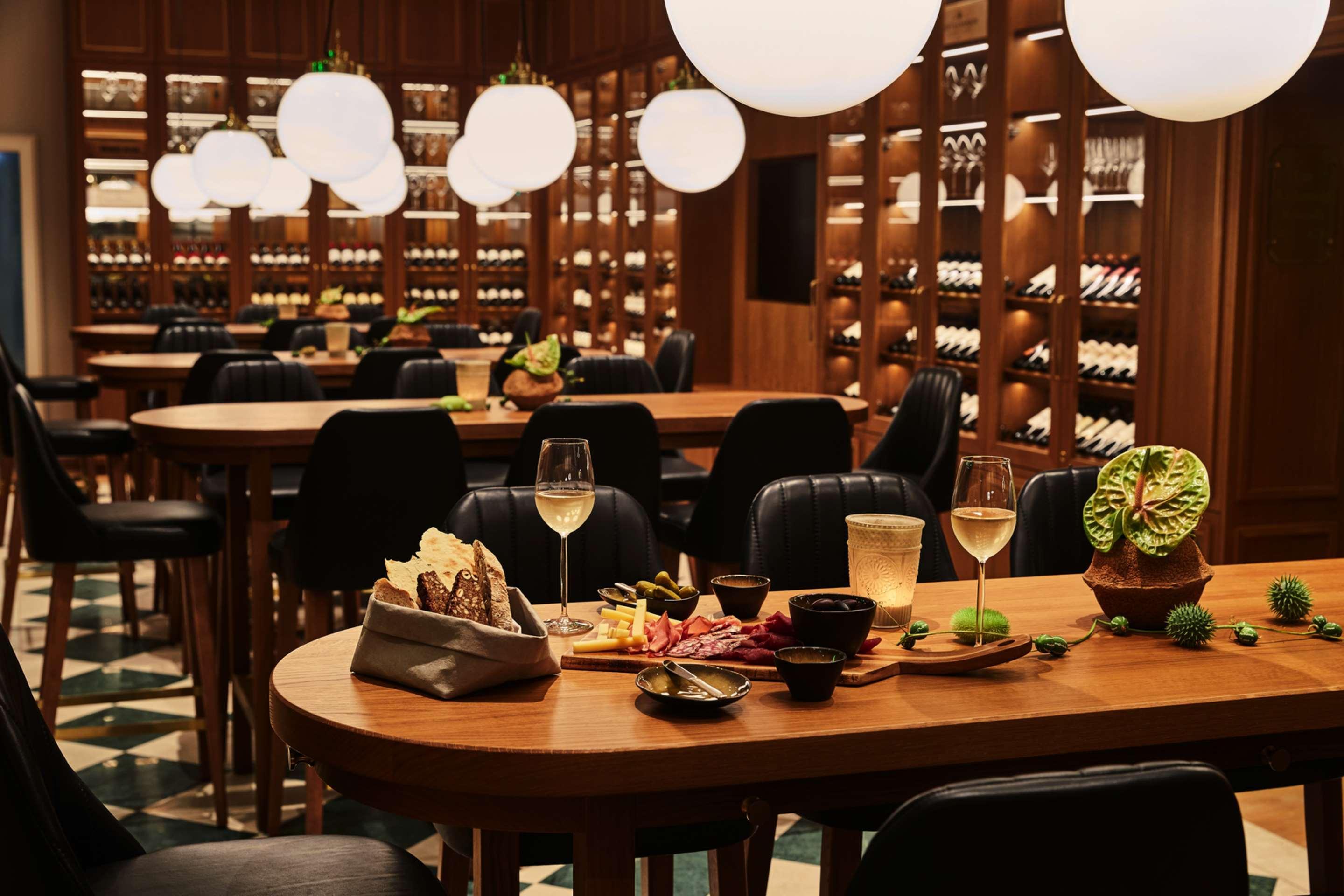 Steigenberger Icon Grandhotel & Spa Petersberg Koenigswinter Exterior photo The Wine Bar