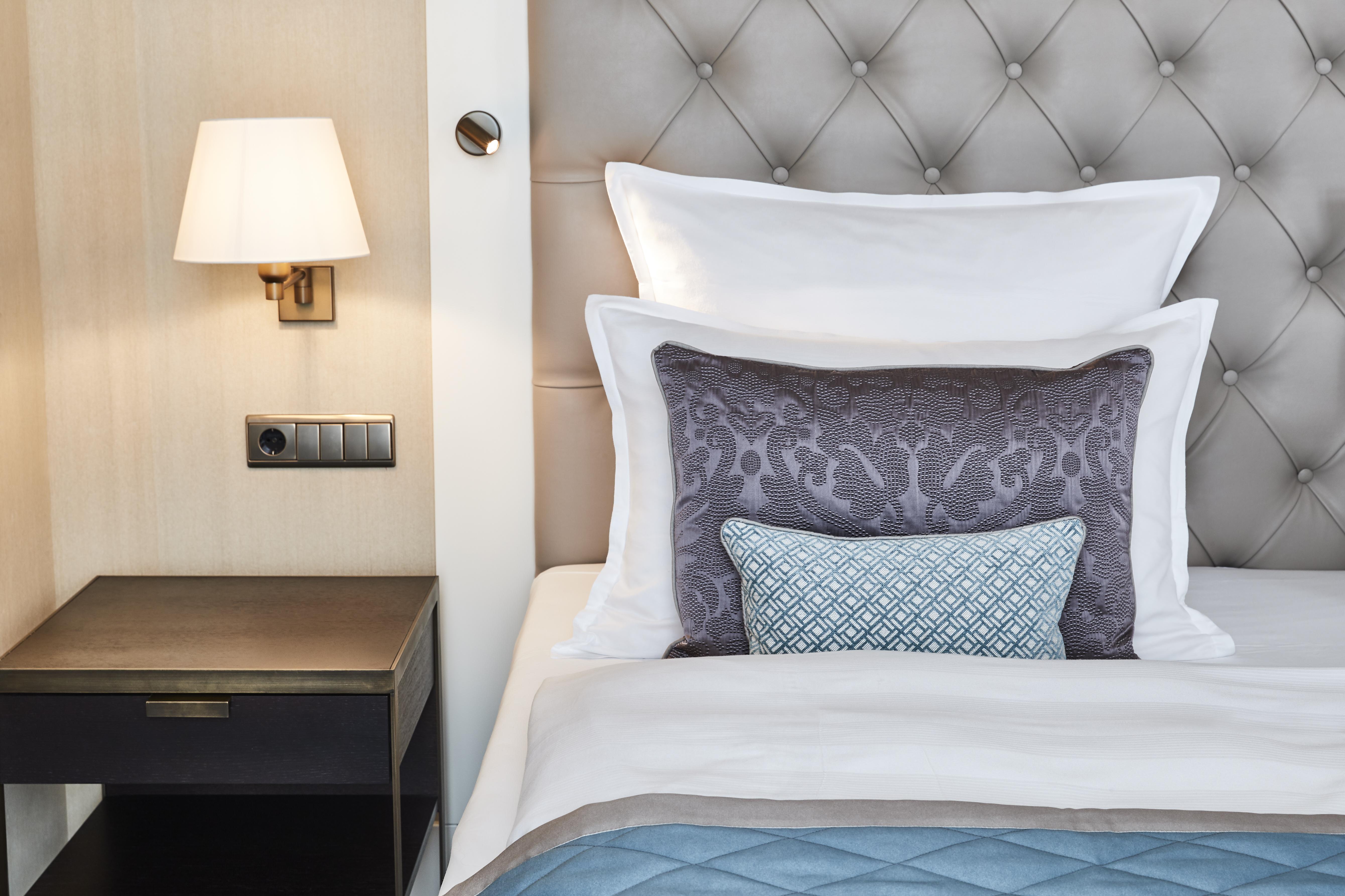 Steigenberger Icon Grandhotel & Spa Petersberg Koenigswinter Exterior photo A bed with pillows