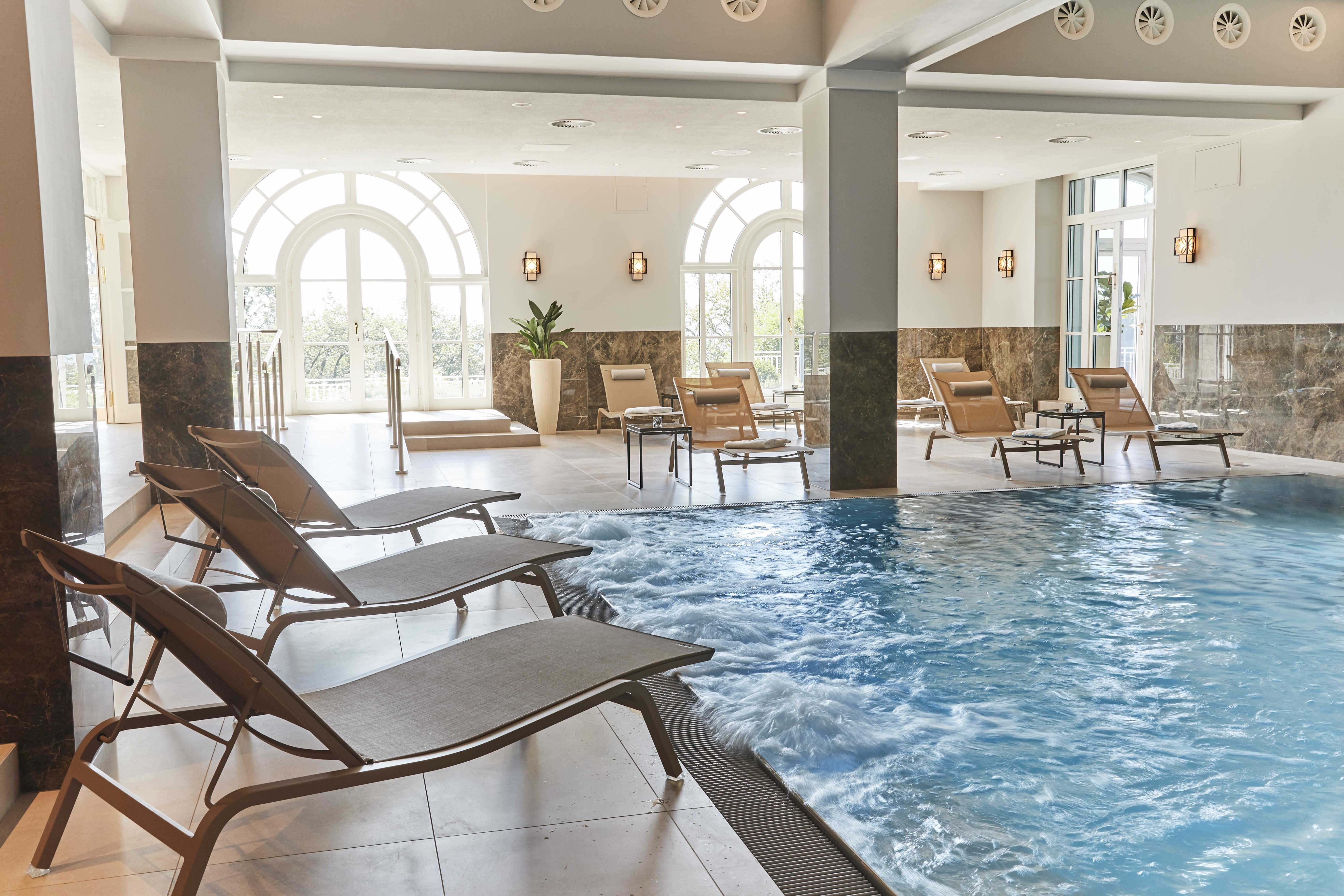 Steigenberger Icon Grandhotel & Spa Petersberg Koenigswinter Exterior photo The swimming pool at the Hotel