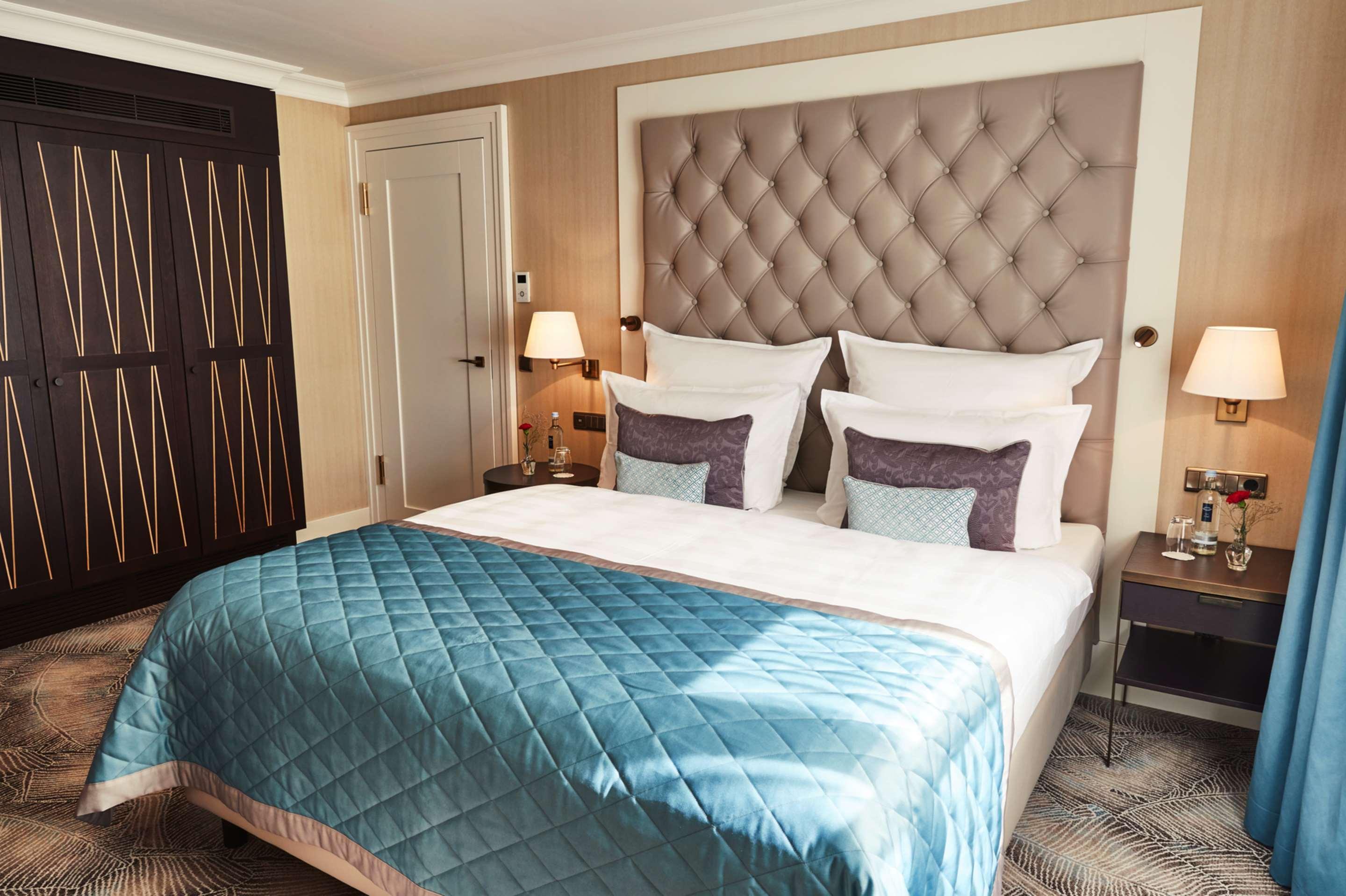 Steigenberger Icon Grandhotel & Spa Petersberg Koenigswinter Exterior photo A bedroom at the hotel