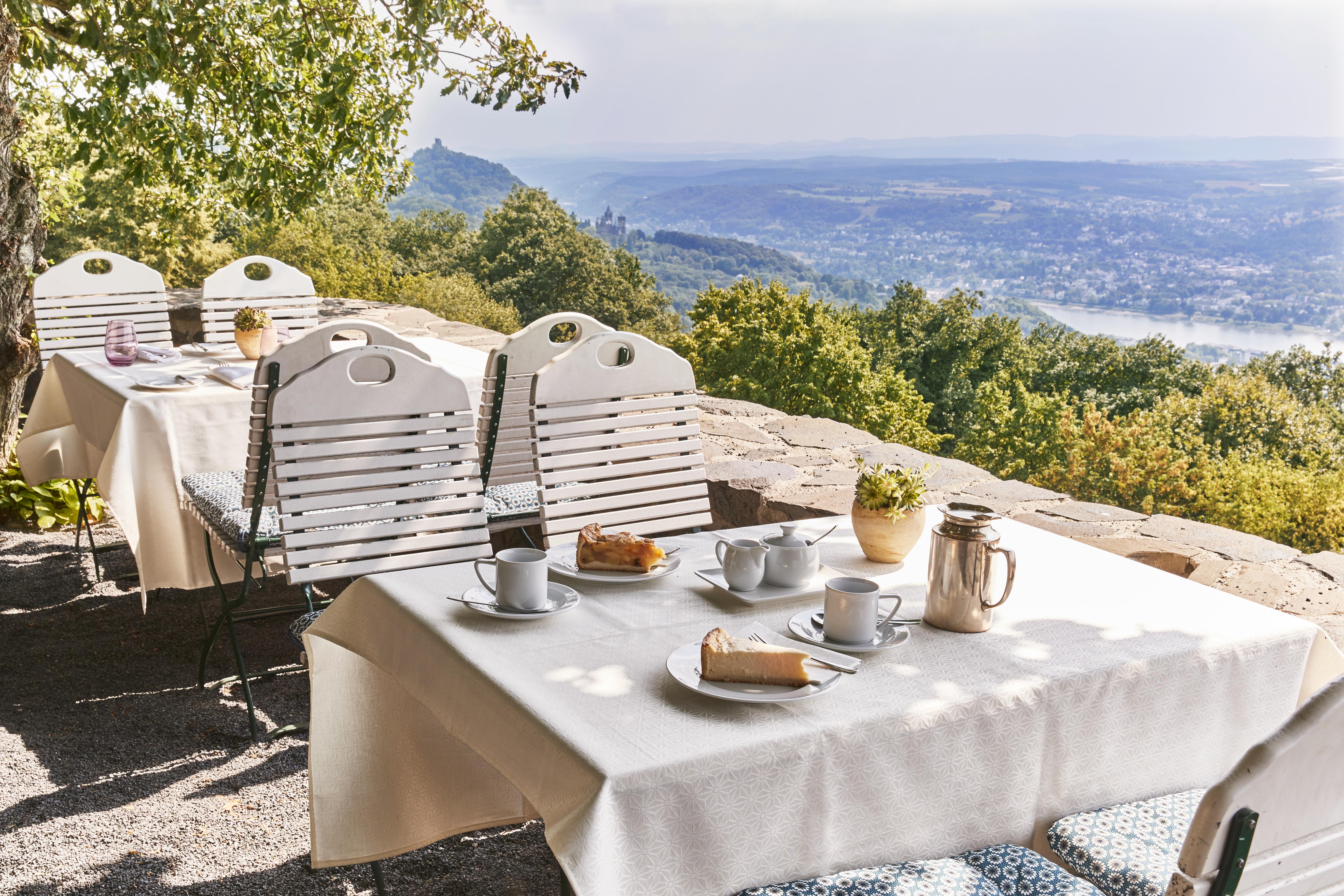 Steigenberger Icon Grandhotel & Spa Petersberg Koenigswinter Exterior photo Breakfast at the Hotel