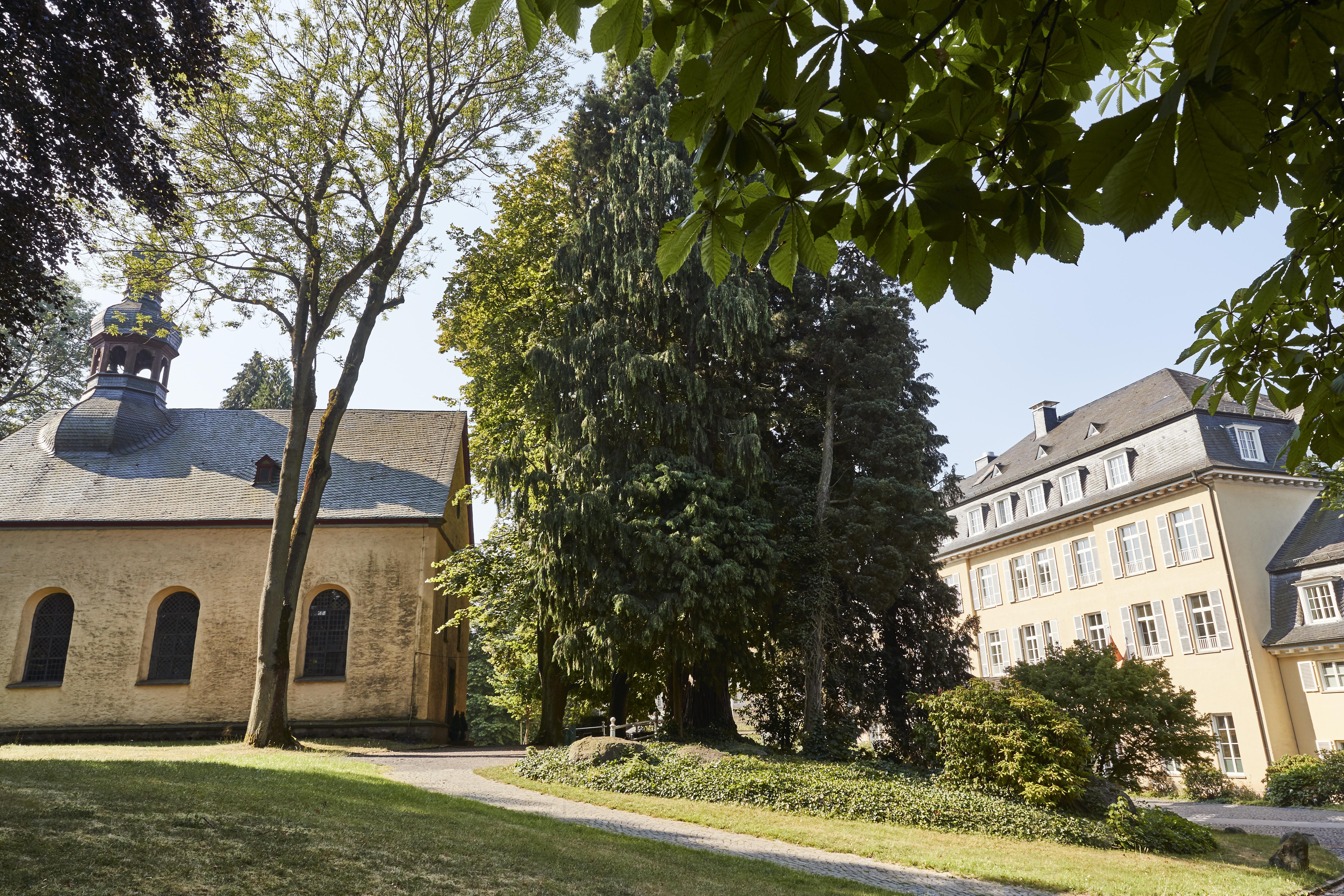 Steigenberger Icon Grandhotel & Spa Petersberg Koenigswinter Exterior photo The former abbey church