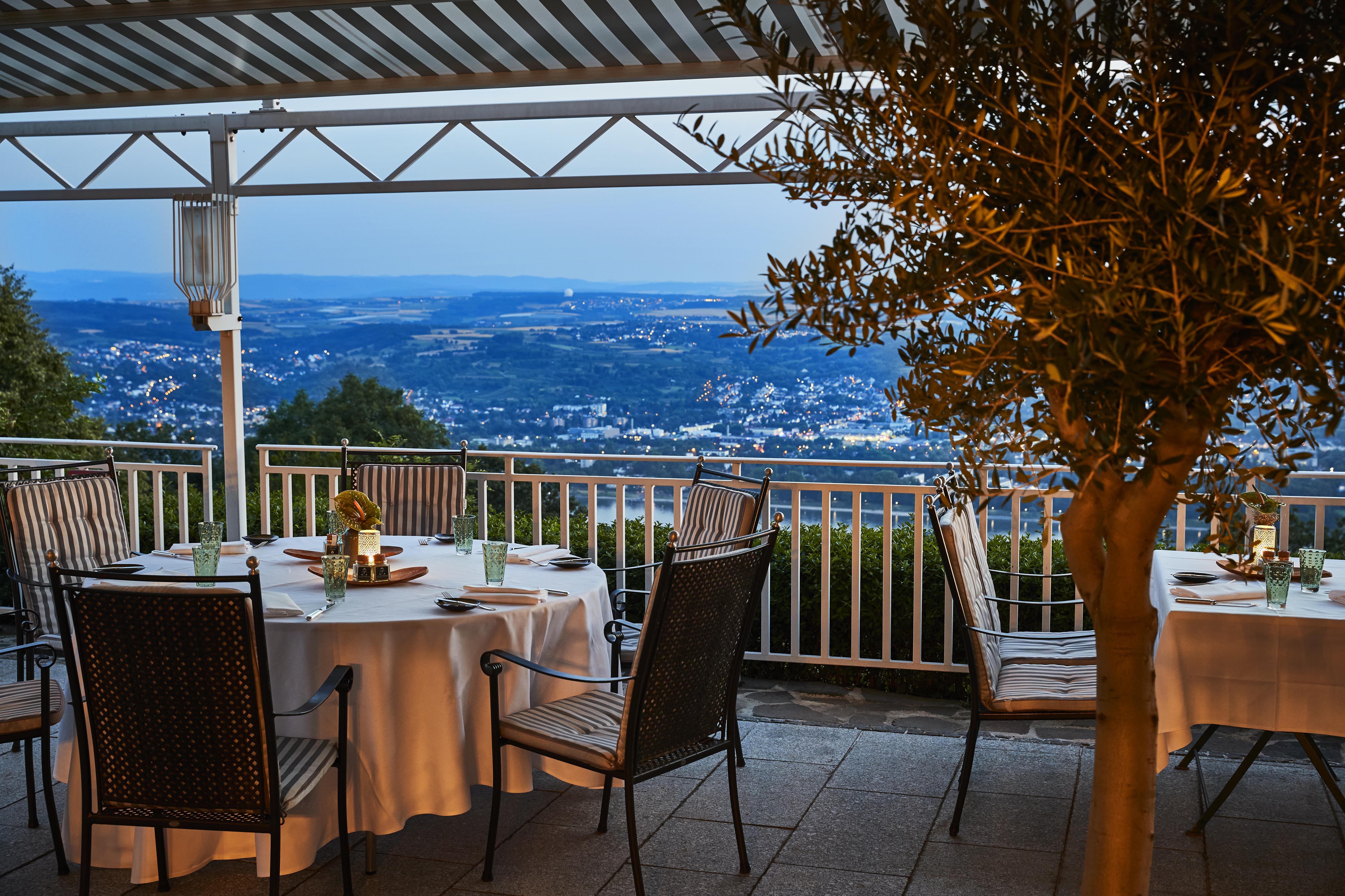 Steigenberger Icon Grandhotel & Spa Petersberg Koenigswinter Exterior photo The restaurant