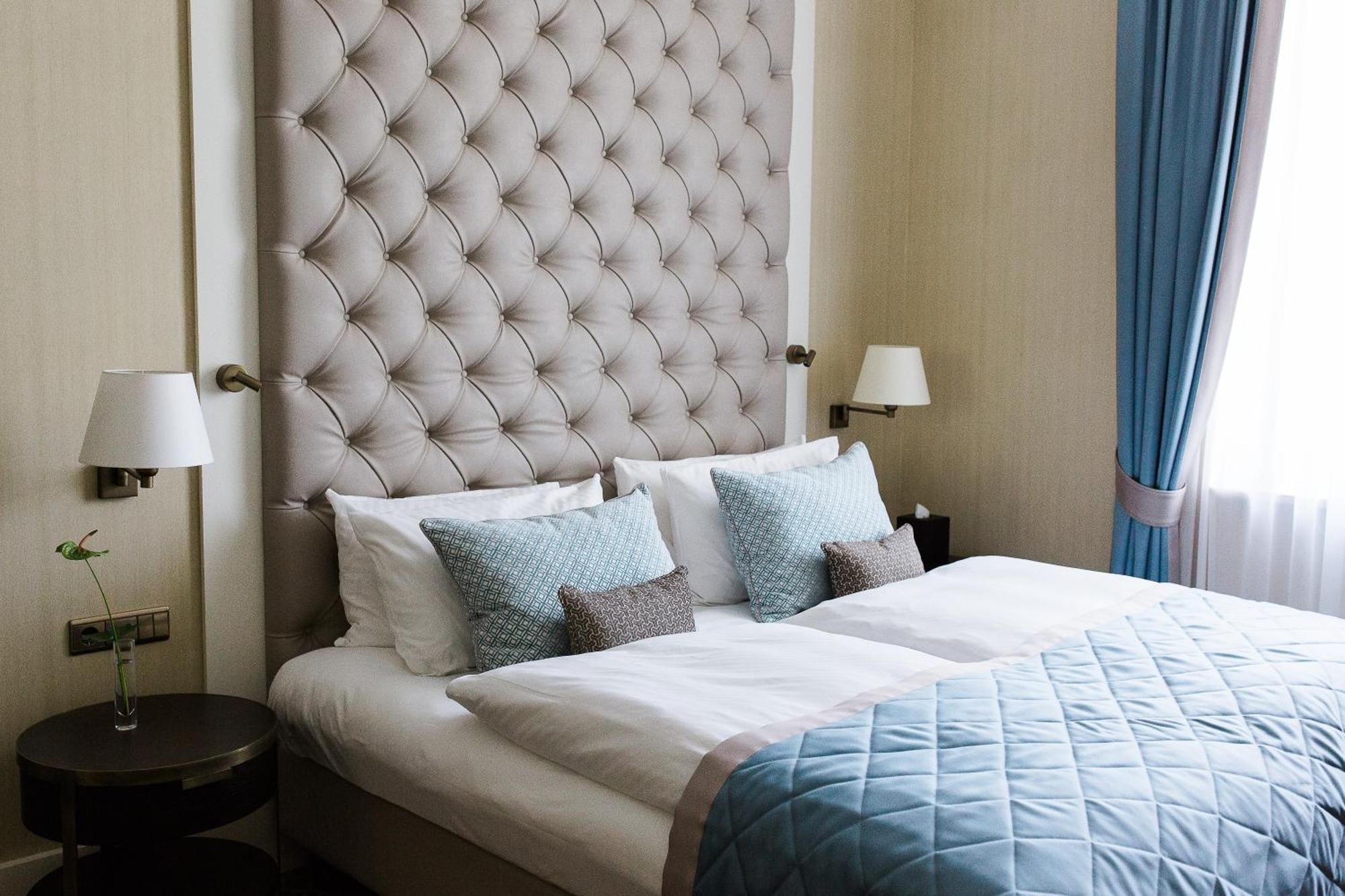Steigenberger Icon Grandhotel & Spa Petersberg Koenigswinter Exterior photo A bedroom at the hotel
